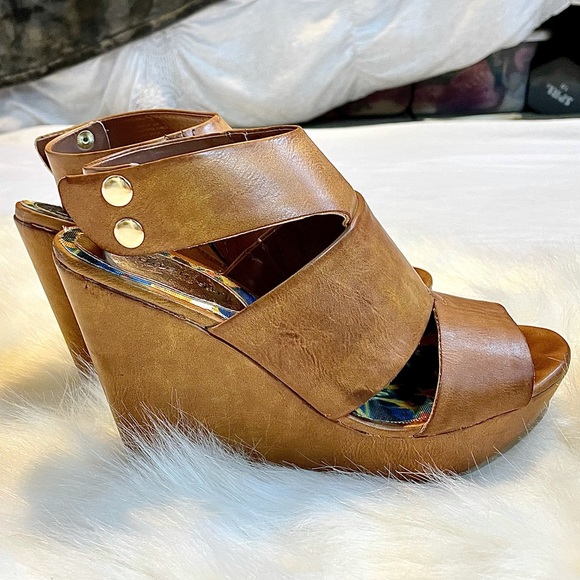 Madden Girl brown leather wedges with wide straps. Size 6 - Picture 4 of 9